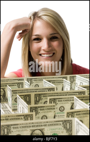 Frau betrachten ein Labyrinth von Dollar gemacht Stockfoto