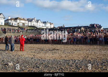 Christmas Day am Crooklets Strand, Bude, Cornwall, Schwimmen erfolgt traditionell durch mehrere hundert Schwimmer. Stockfoto