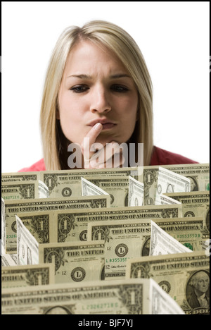 Frau betrachten ein Labyrinth von Dollar gemacht Stockfoto