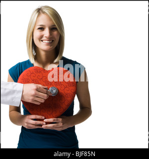 Frau mit einem übergroßen roten Herzen Stockfoto