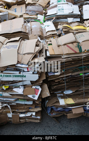 Stapel von wiederverwertbaren Kartons außerhalb einer store Stockfoto