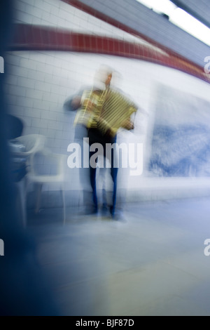 Ein Straßenmusikant spielt für die Massen auf die Londoner U-Bahn Rohr-Netzwerk. Stockfoto