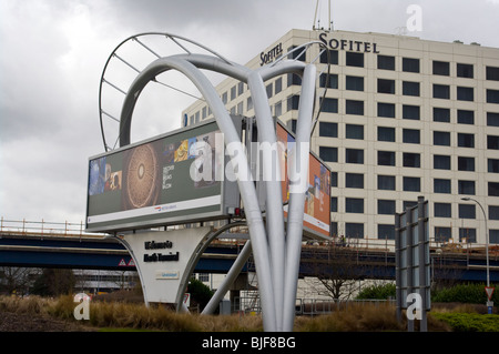 Willkommen bei Gatwick Airport North Terminal Zeichen mit dem Sofitel Hotel im Hintergrund Stockfoto