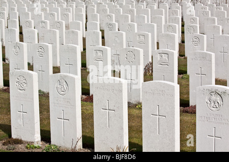 Reihenweise Kriegsgräber in Reservoir Friedhof Ypern Stockfoto