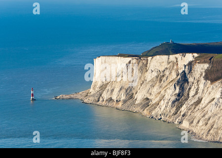 Luftaufnahme des Leuchtturms und Klippen von Beachy Head, in der Nähe von Eastbourne, East Sussex, England, Großbritannien Stockfoto