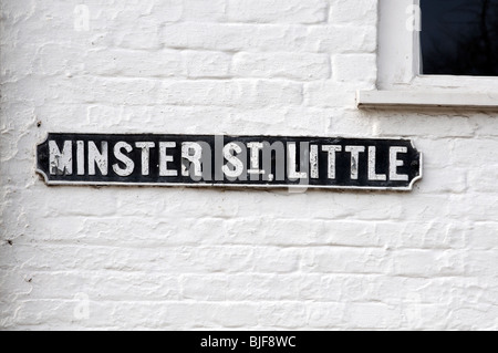 Historische Gebäude in kleinen Minster Street im Herzen von Winchester, Hampshire, England - eine alte Domstadt. Stockfoto