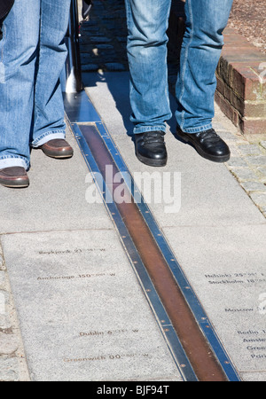 Touristen auf dem Nullmeridian Greenwich Line 0 Grad Länge Stockfoto