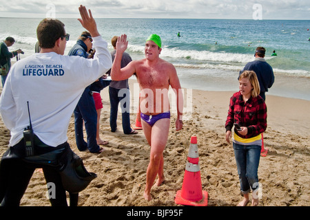 Rettungsschwimmer Kandidat in Laguna Beach, Kalifornien, kommt an Land nach dem fern-qualifizierende schwimmen in kaltem Wasser 53 Grad Stockfoto