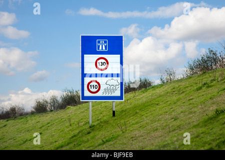 Französisch autoroute Höchstgeschwindigkeit auf der Autobahn Zeichen anzeigen wetter Einschränkungen über Geschwindigkeitsbegrenzungen, Frankreich, Europa Stockfoto