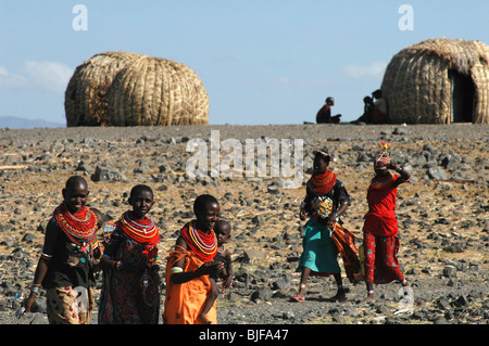 Frauen vom Stamm Elmoro am Ufer des Lake Turkana. Kenia, Ost-Kenia, Afrika Stockfoto