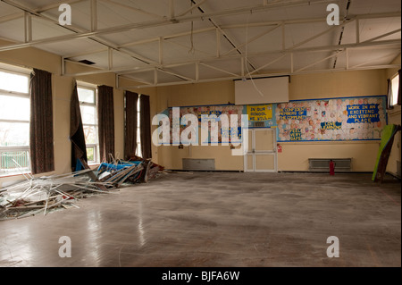 Verlassene und leere Schule Halle warten auf Abriss Stockfoto