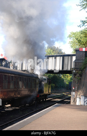 Eine Lokomotive zieht von Sheringham Station auf die North Norfolk Railway, UK Stockfoto