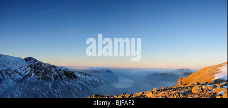 Scafell, tiefste und Wastwater im Morgengrauen im englischen Lake District Stockfoto