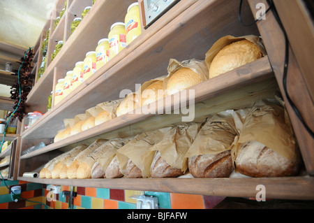 Brote auf einem Regal in eine Bäckerei angezeigt Stockfoto