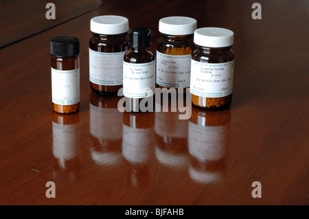 Tägliche Dosis - Flaschen homöopathische Pillen mit Schatten auf ein alter Tisch. Tabletten aus dem königlichen Londoner homöopathischen Krankenhaus UK Stockfoto