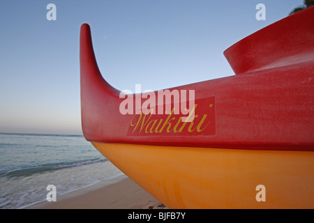 BOGEN DES AUSLEGER-KANU AM STRAND VON WAIKIKI HAWAII BDB Stockfoto