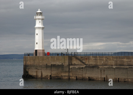 Leuchtturm in Newhaven Harbour am Firth of Forth, Edinburgh, Schottland. Stockfoto