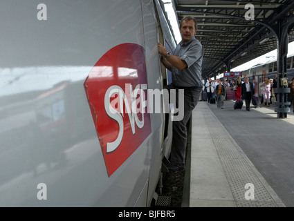 Ein TGV-Zug auf einer Station in Paris, Frankreich Stockfoto