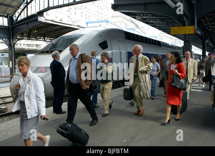 Ein TGV-Zug auf einer Station in Paris, Frankreich Stockfoto