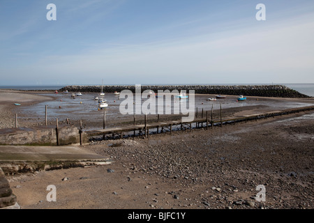 Mann aus Hafen mit kleinen Booten bei Ebbe am Rhos auf Meer Urlaub Resort North Wales, Großbritannien Stockfoto