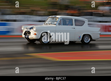 Alte Ford Anglia in Santa Pod Rennen. Stockfoto