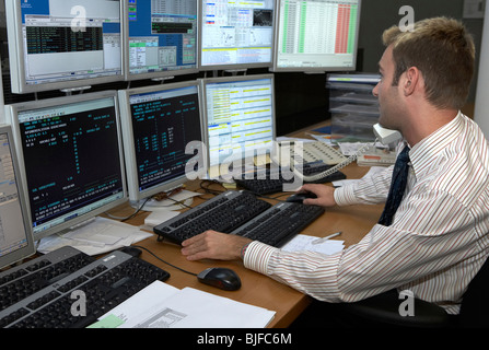 Börsenmakler bei der Arbeit, Stuttgart, Deutschland Stockfoto