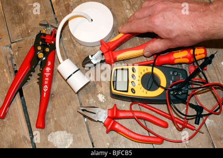 Eine Auswahl an Elektrowerkzeugen und eine Decke-rose Stockfoto