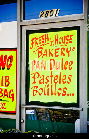 Ein Bäckerei-Zeichen im "Barrio" (hispanische Nachbarschaft) von Santa Ana, Kalifornien bietet Sprachversionen Englisch und Spanisch. Stockfoto