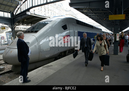 Ein TGV-Zug auf einer Station in Paris, Frankreich Stockfoto