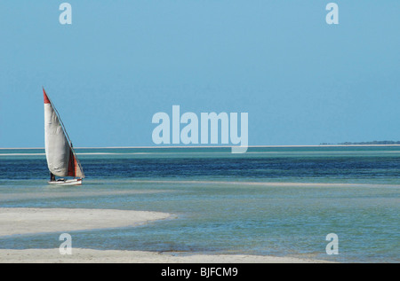 Vilankulo Strand, Blick auf das türkisfarbene Wasser in Richtung der Inseln des Bazaruto Archipels. Vilankulo, Mosambik. Stockfoto