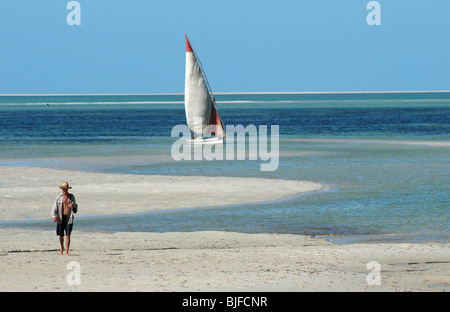 Vilankulo Strand, Blick auf das türkisfarbene Wasser in Richtung der Inseln des Bazaruto Archipels. Vilankulo, Mosambik. Stockfoto