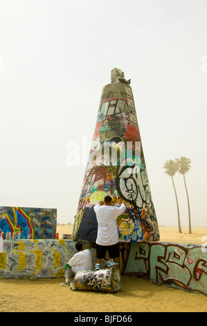 Dies ist ein Bild von zwei Graffiti-Künstler arbeiten an einem Tag. Stockfoto