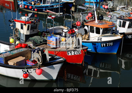 Angelboote/Fischerboote im Hafen von Mevagissey in Cornwall uk Stockfoto