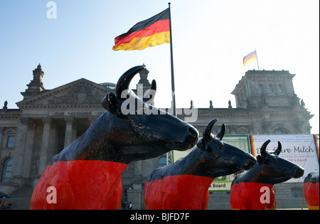 Modelle der lebensgroße Kühe vom European Milk Board vor dem Reichstag, Berlin, Deutschland Stockfoto