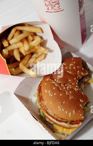 Fast-Food-Burger und Pommes frites Stockfoto