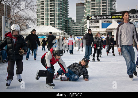 Jungen Skaten auf der Outdoor-Eisbahn, Harbourfront, Toronto, Kanada Stockfoto