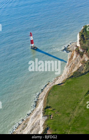 Luftaufnahme des Leuchtturms und Klippen von Beachy Head, in der Nähe von Eastbourne, East Sussex, England, Großbritannien Stockfoto