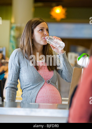 schwanger Kleidung Verkäuferin Stockfoto