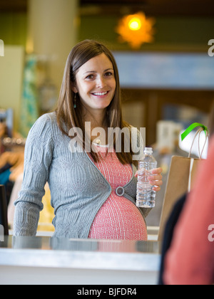schwanger Kleidung Verkäuferin Stockfoto