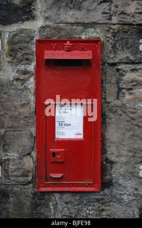 Viktorianischen roten Briefkasten in einer Wand gesetzt. Stockfoto