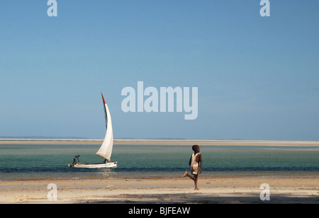 Vilankulo Strand, Blick auf das türkisfarbene Wasser in Richtung der Inseln des Bazaruto Archipels. Vilankulo, Mosambik. Stockfoto