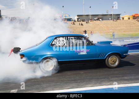 Iconic australischen Holden Torana ziehen Auto einen Reifen Rauchen Burnout durchführen Stockfoto