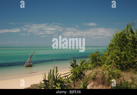 Vilankulo Strand, Blick auf das türkisfarbene Wasser in Richtung der Inseln des Bazaruto Archipels. Vilankulo, Mosambik. Stockfoto