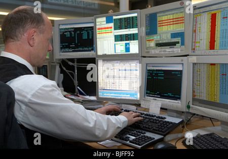 Börsenmakler bei der Arbeit, Stuttgart, Deutschland Stockfoto