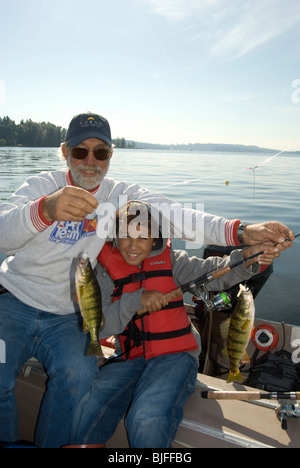 Barsch Angeln am Lake Washington in Juanita Bucht, Kirkland, Washington in der Nähe von Seattle. Stockfoto