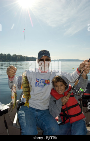 Barsch Angeln am Lake Washington in Juanita Bucht, Kirkland, Washington in der Nähe von Seattle. Stockfoto