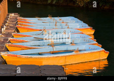 Bunte Boote aufgereiht am Dock, Pier. Stockfoto