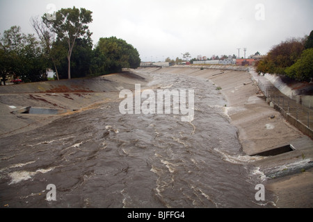 Regen Wasser Leergut aus Sturm Rohre in Ballona Creek, ein neun-Meilen-Wasserstraße, die das Los Angeles Becken entwässert. Culver City Stockfoto