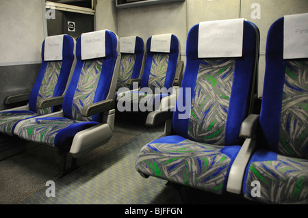 Leere Sitze in der ersten Klasse Zug Wagen Stockfoto
