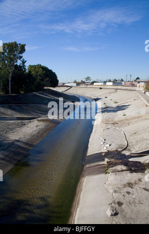 Ballona Creek ist ein neun-Meilen langen Schutz Flutmulde, die das Los Angeles Becken entwässert. , Los Angeles, Kalifornien, USA Stockfoto